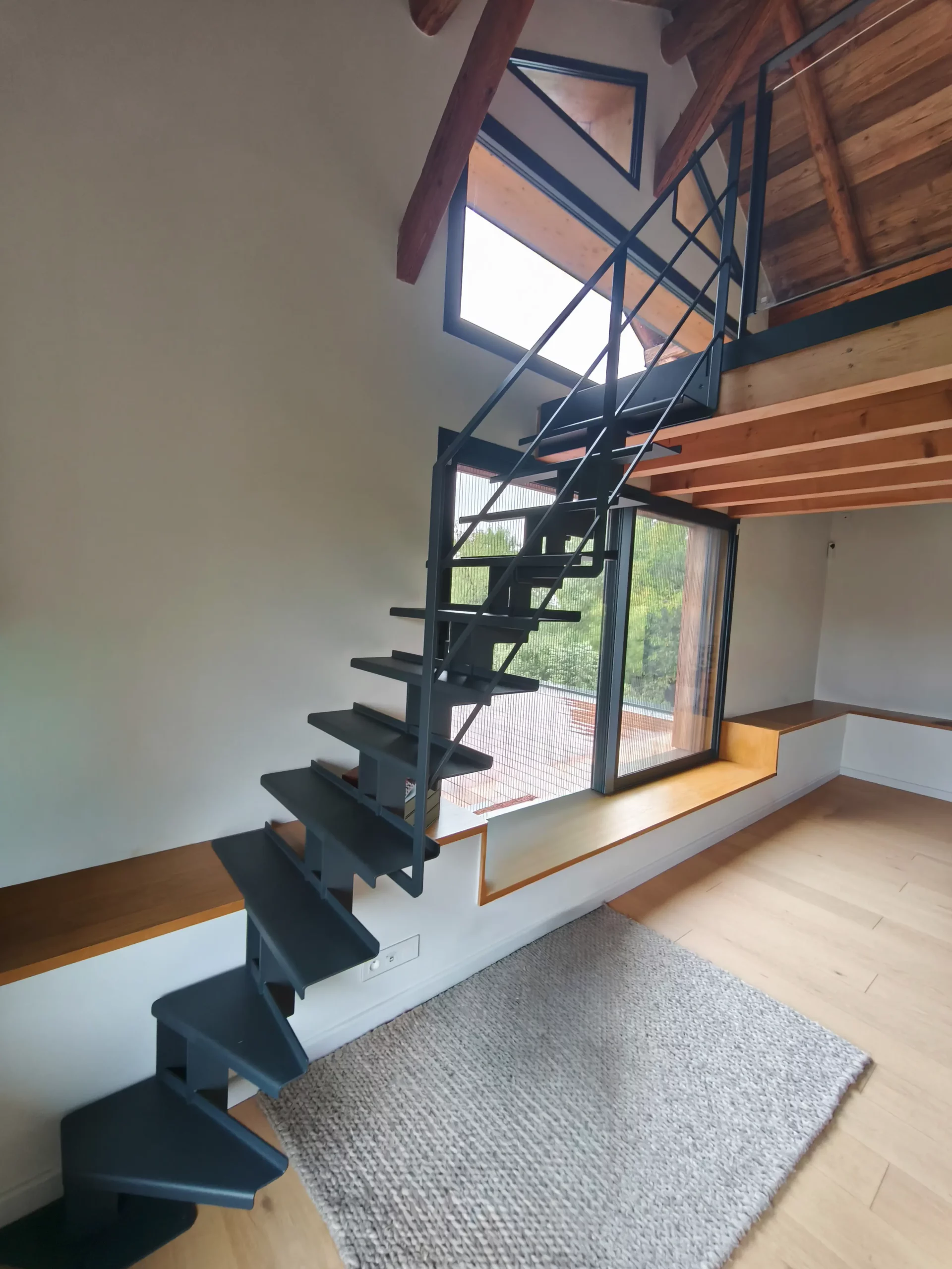 Escalier en acier sur mesure au design contemporain, fabrication artisanale