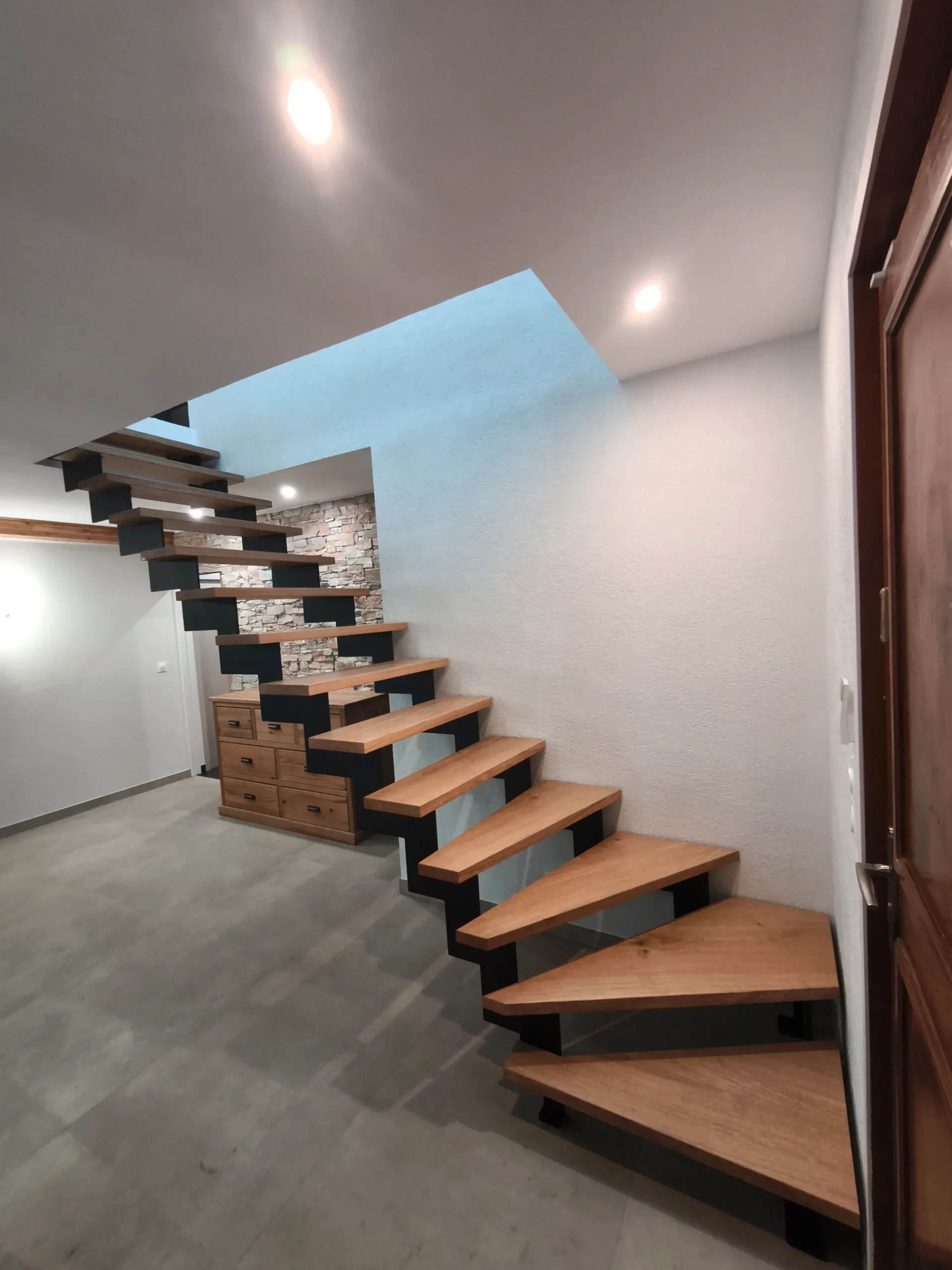 Escalier balancé en acier et bois sur mesure, création artisanale