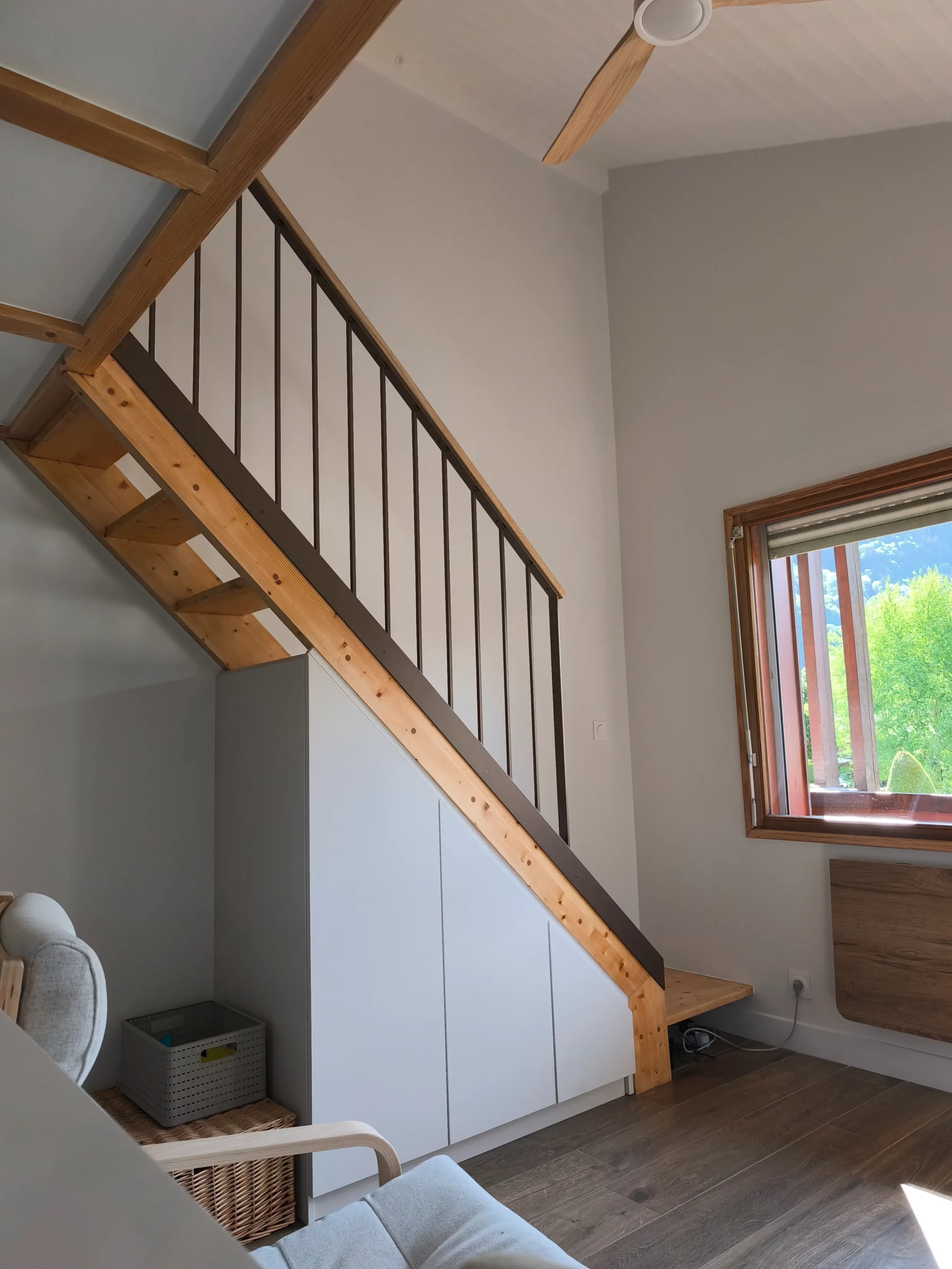 Escalier droit en bois avec garde-corps en acier sur mesure