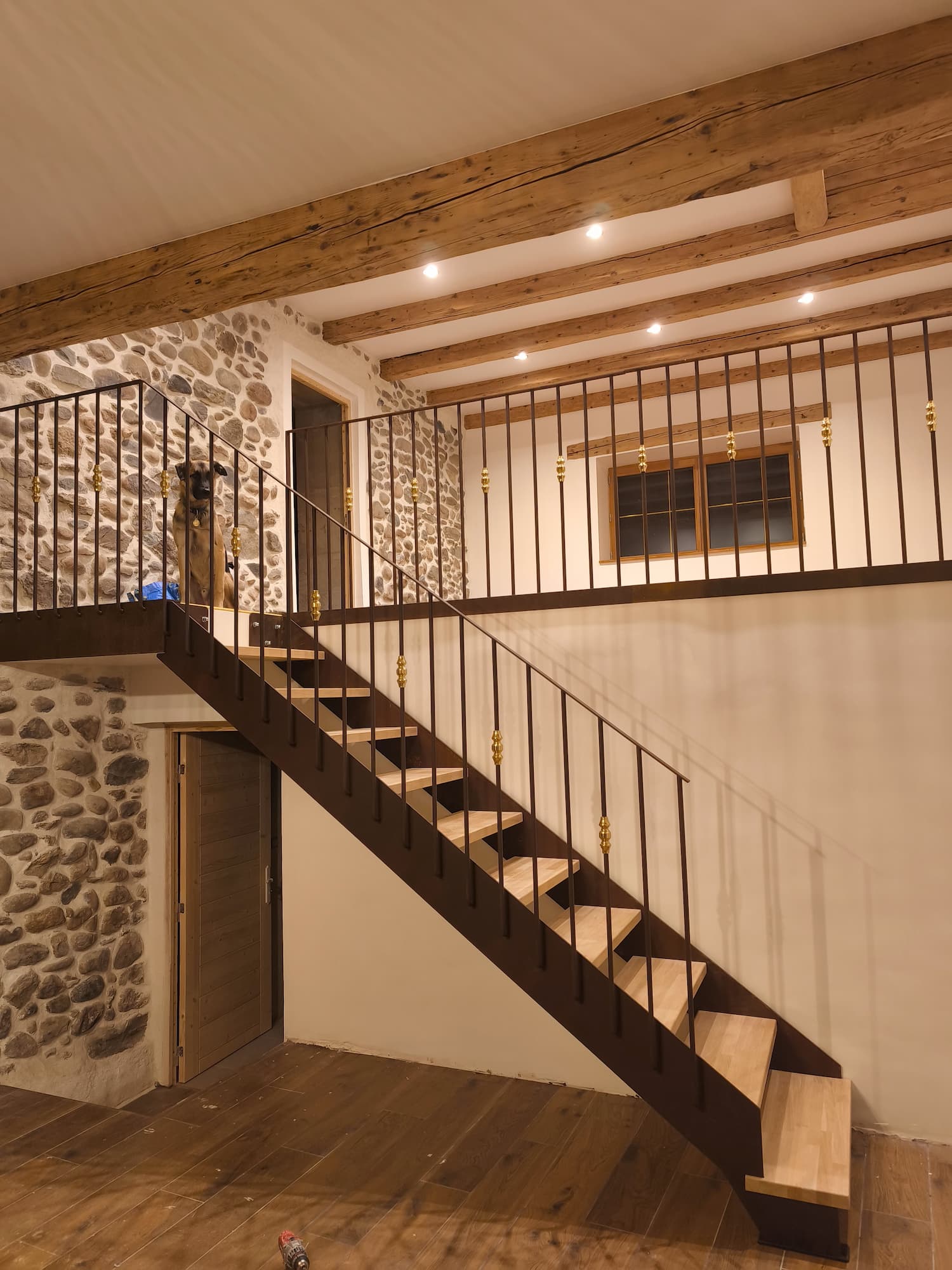 Escalier droit en acier et bois – Garde-corps artisanal sur mesure
