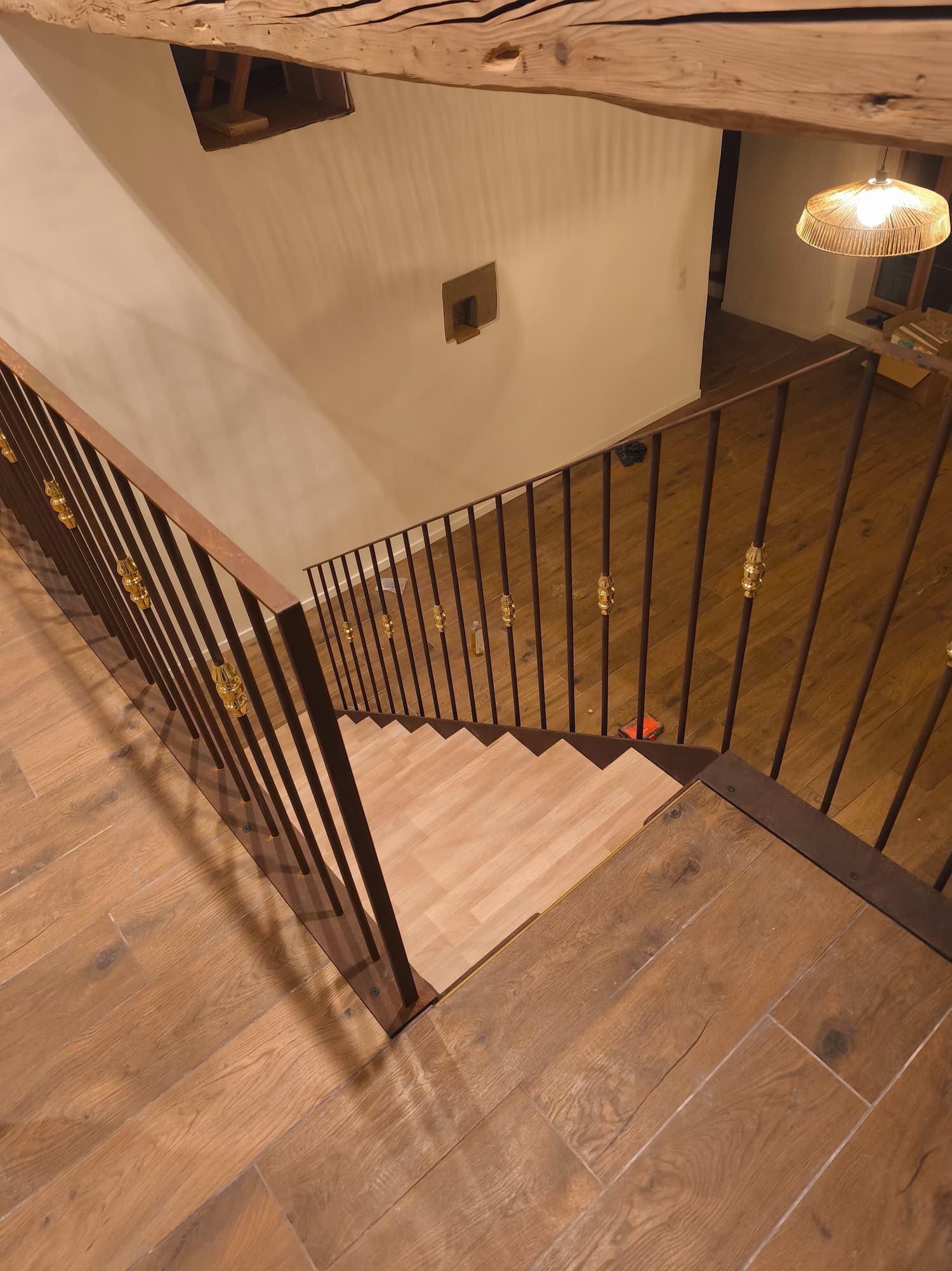 Escalier et garde-corps en acier rouillé sur mesure, style industriel