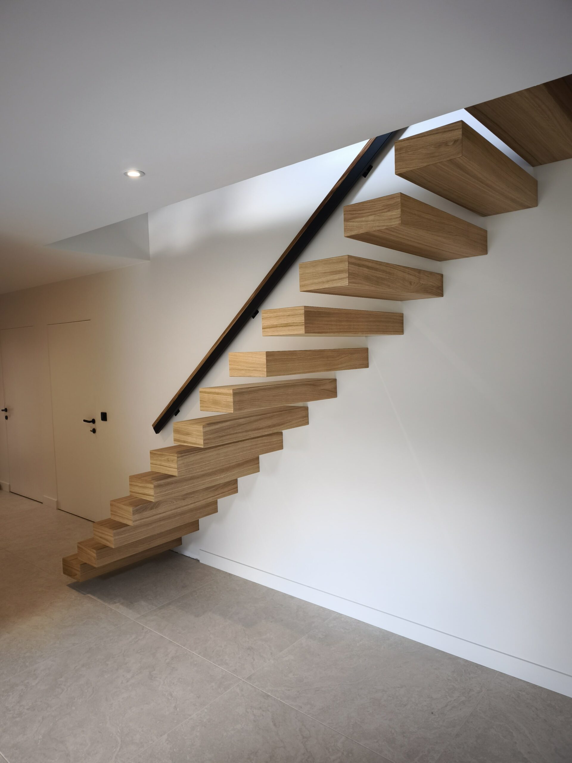 Escalier suspendu en bois avec limon acier – Réalisation sur mesure