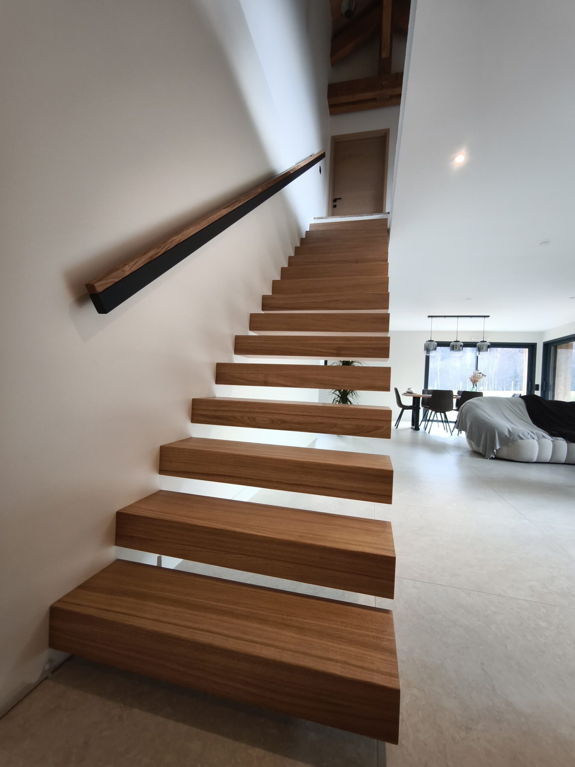 Escalier suspendu en acier et bois sur mesure, design épuré
