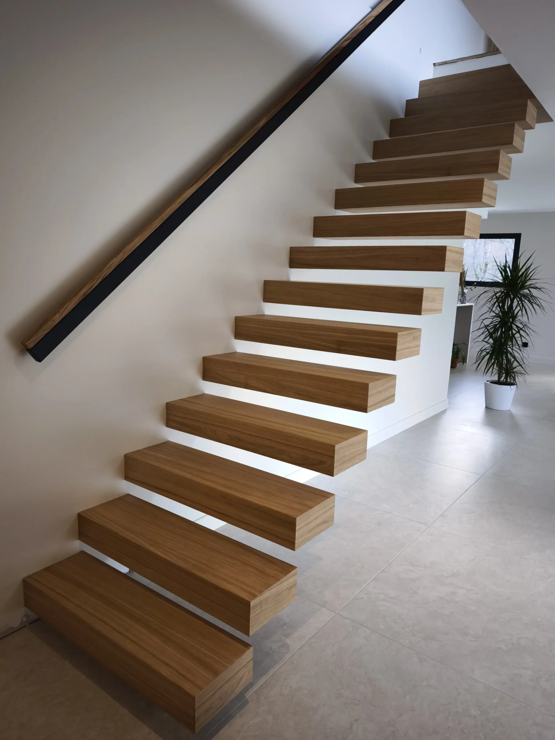 Escalier suspendu en bois et acier sur mesure, design contemporain et épuré