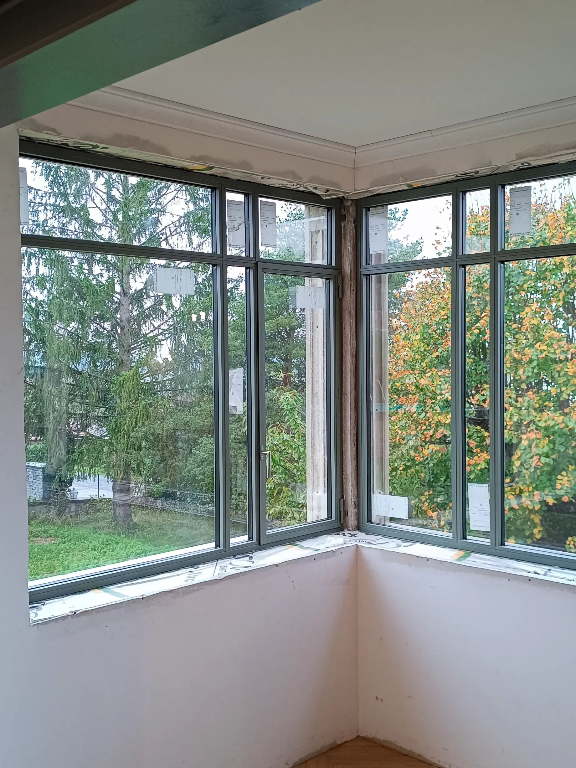 Fenêtre en acier à rupture de pont thermique Jansen sur mesure.