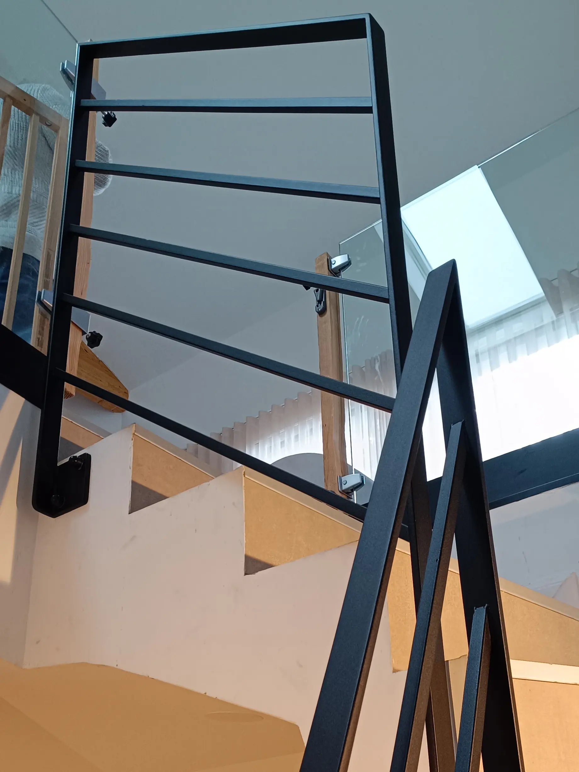 Garde-corps en acier sur mesure – Escalier intérieur contemporain