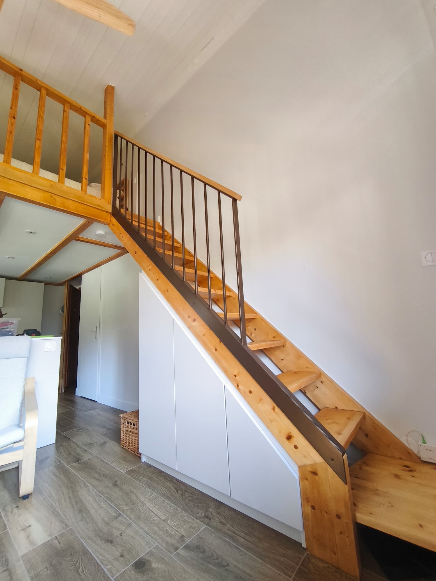 Garde-corps intérieur en acier et bois sur mesure