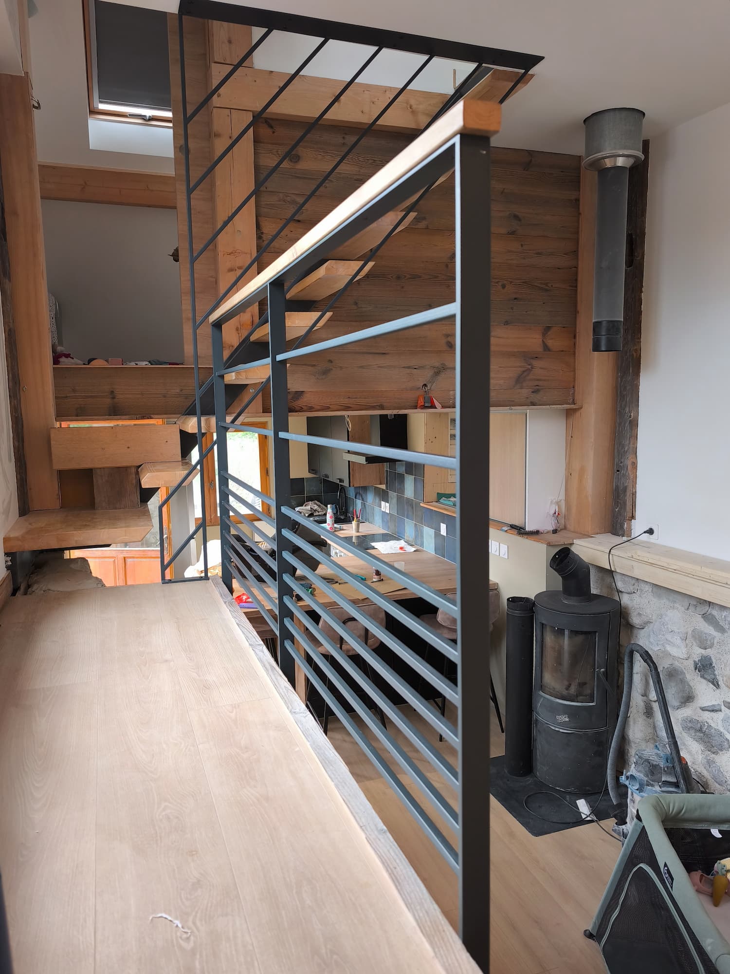 Détail d’un garde-corps en acier sur mesure au design contemporain