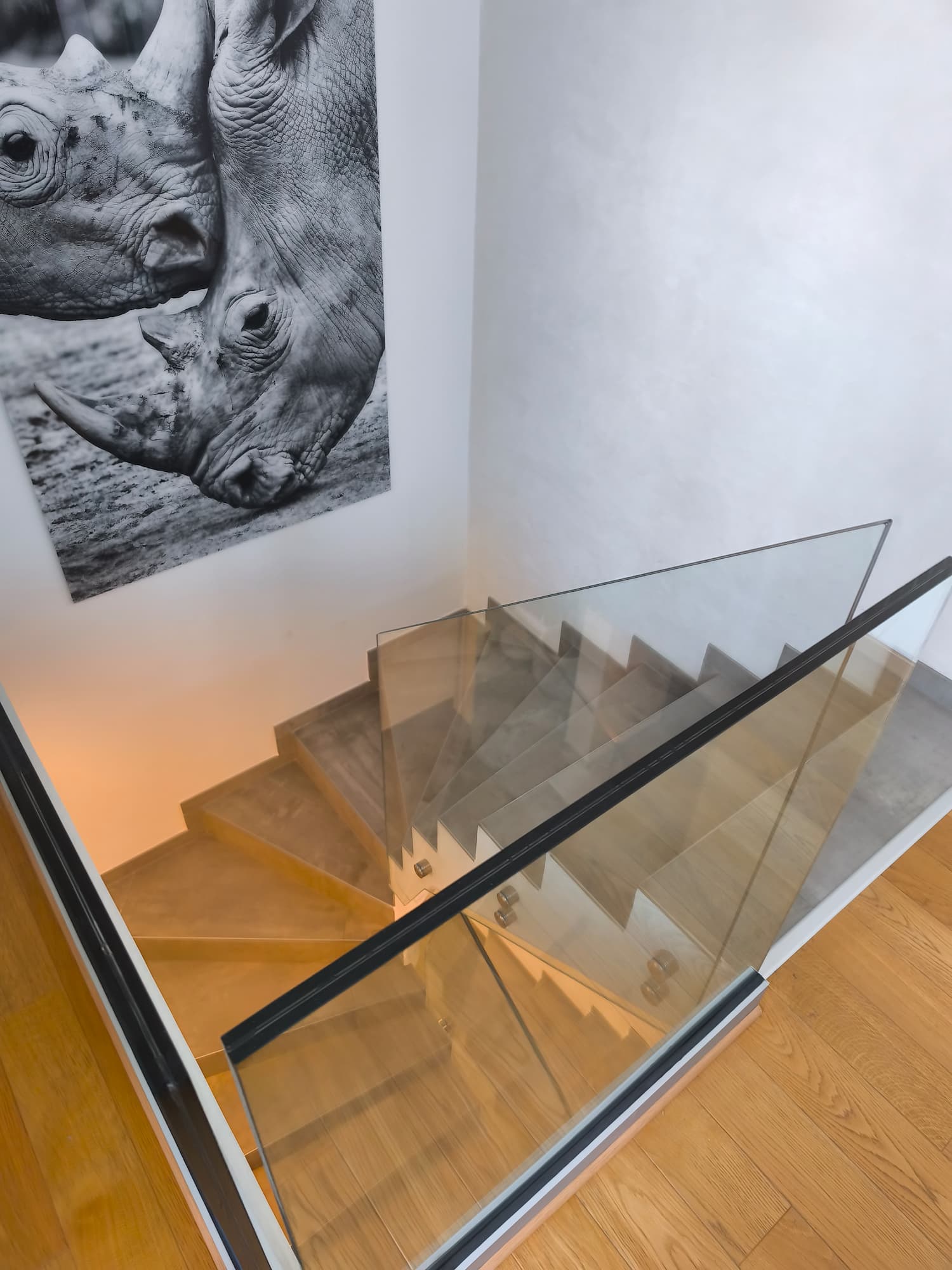 Garde-corps vitré sur mesure le long d’un escalier intérieur