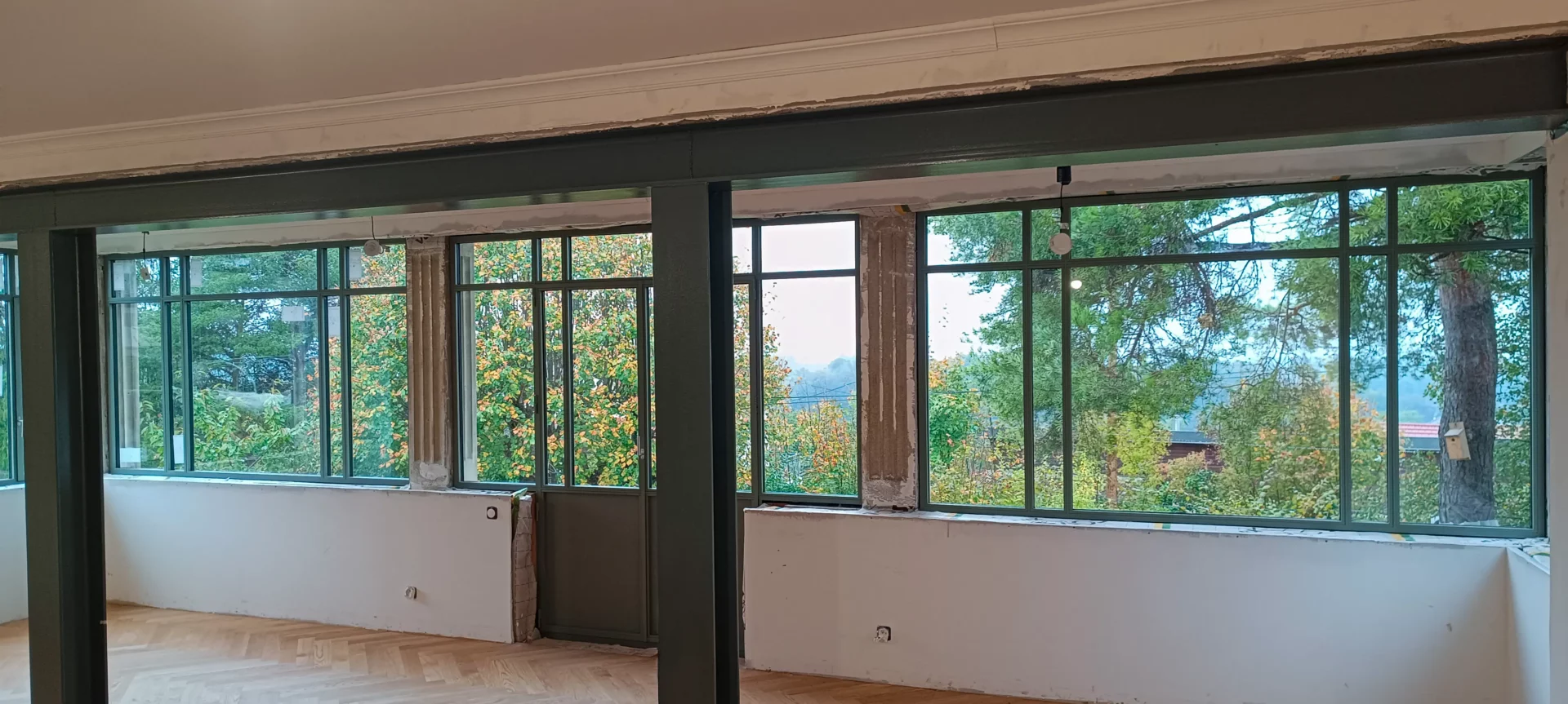 Menuiseries acier Jansen à rupture de pont thermique intégrées à une façade existante.