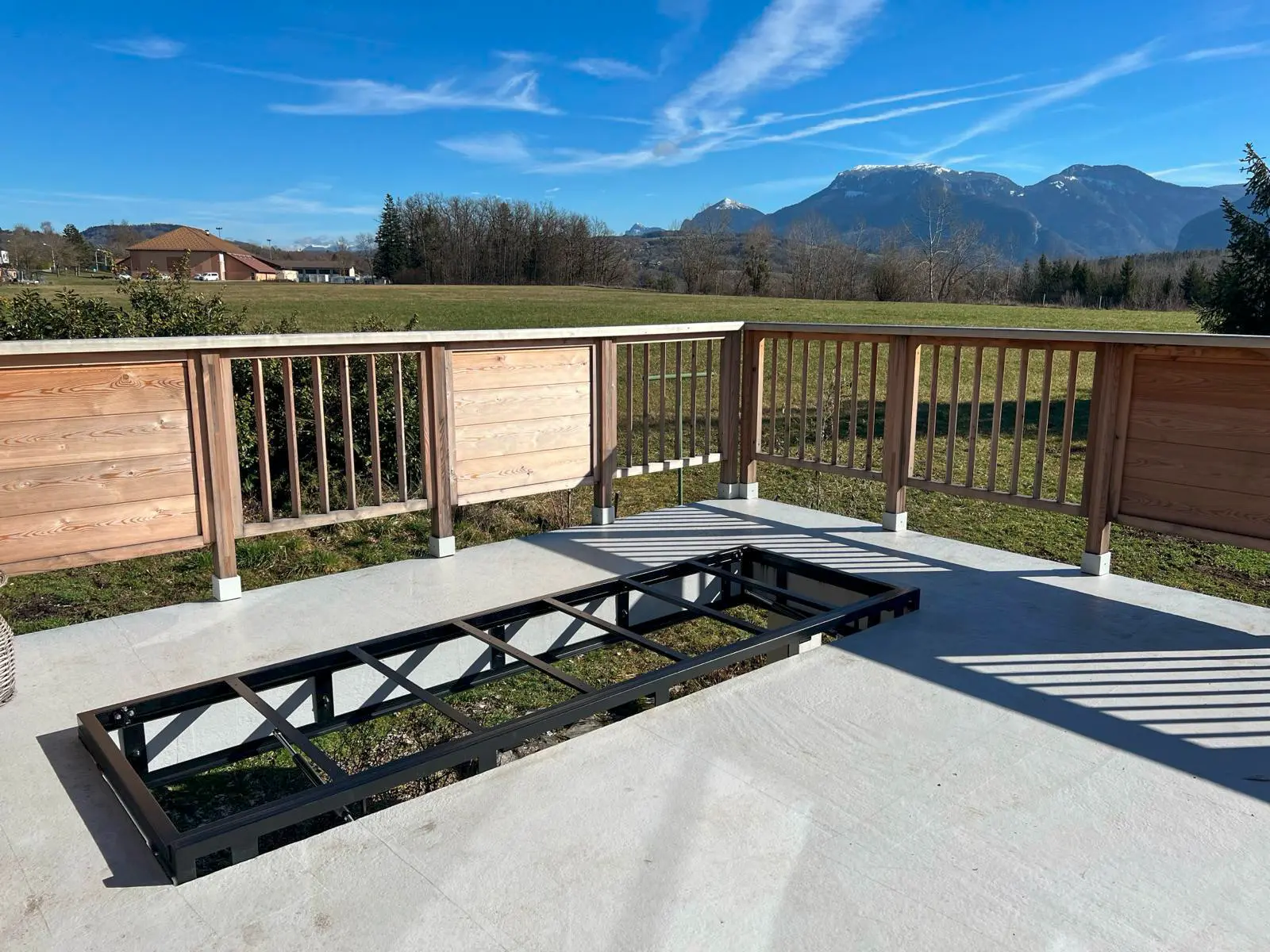 Détail du mécanisme de trappe d’accès en acier sur vérin.