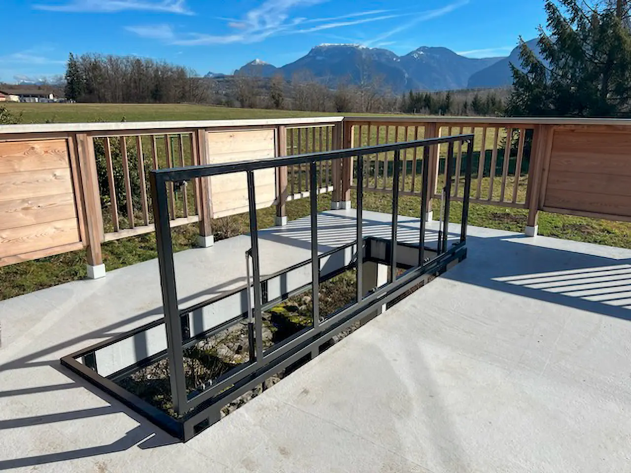 Trappe d’accès en acier sur vérin – vue ouverte.