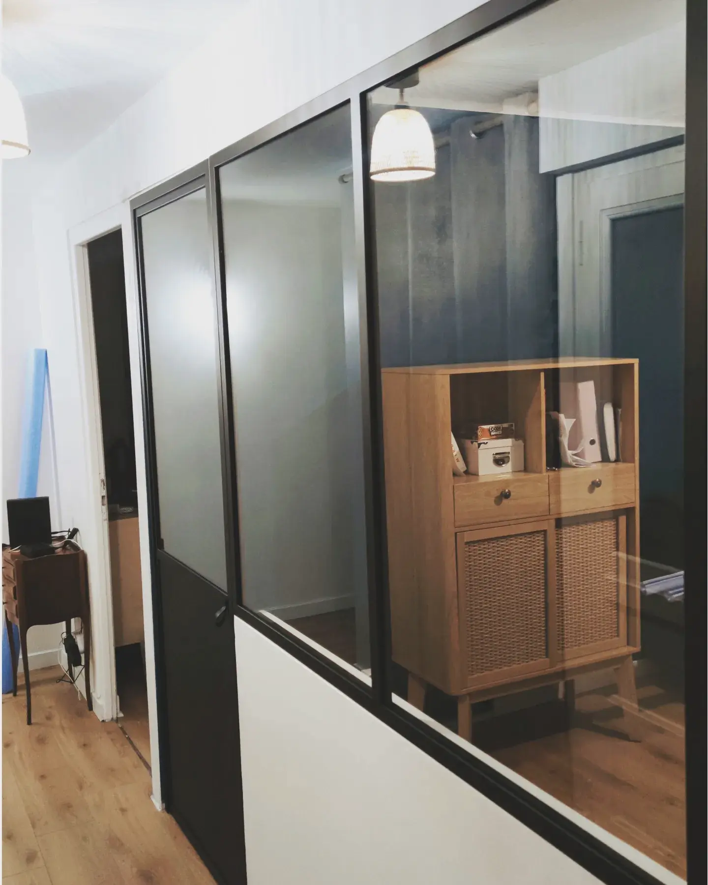 Détail d’une verrière en acier avec porte au design contemporain