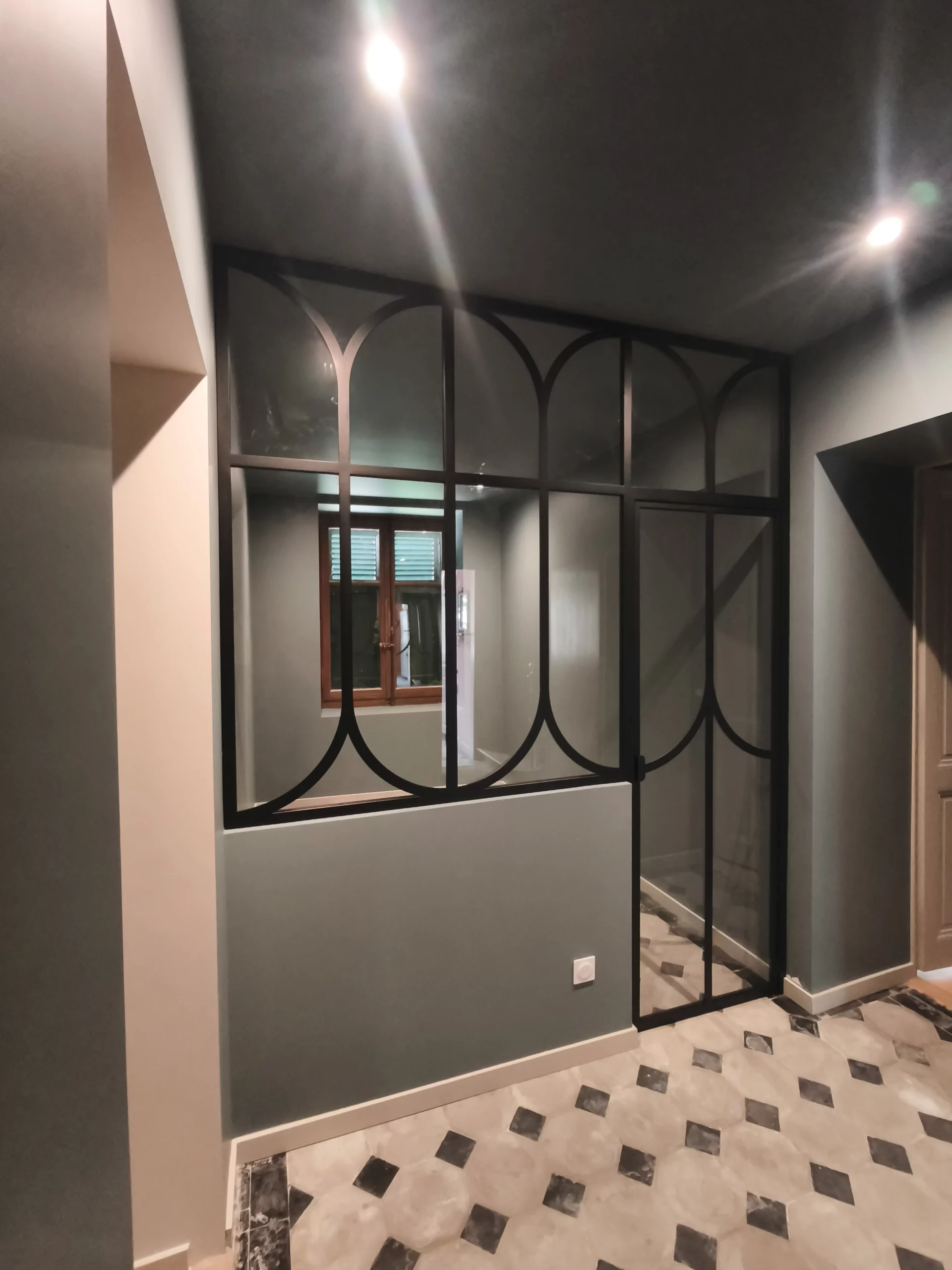 Verrière cintrée en acier sur mesure pour intérieur