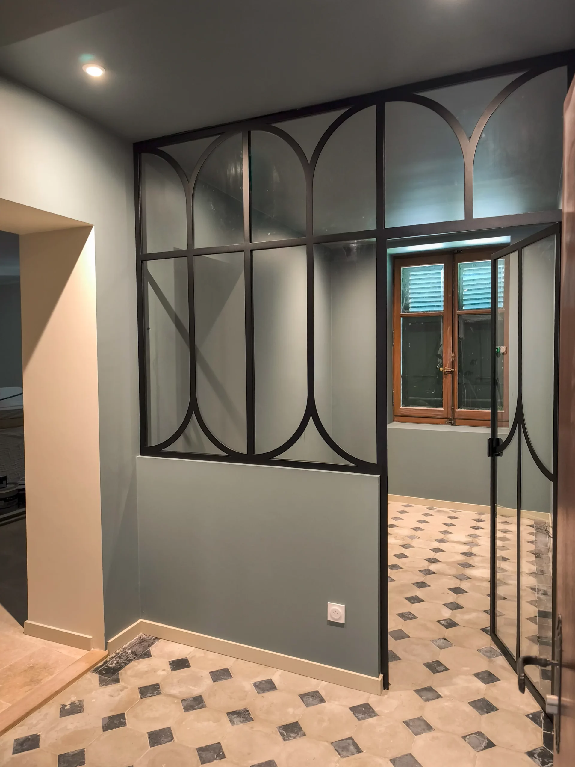 Verrière cintrée en acier avec porte intégrée sur mesure